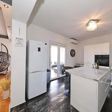 아파트 Nika Sa Jacuzzijem *