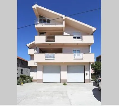 Apartment Apartman Nika Sa Jacuzzijem